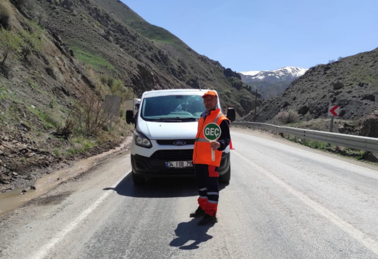 Hakkari Yüksekova yoluna inen kaya parçaları temizleniyor