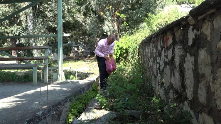 "Mezarlar piknik alanı değildir" diyen muhtar, mezarlıklarda pikniği yasakladı