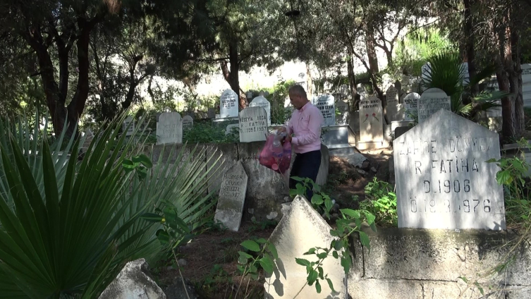 "Mezarlar piknik alanı değildir" diyen muhtar, mezarlıklarda pikniği yasakladı