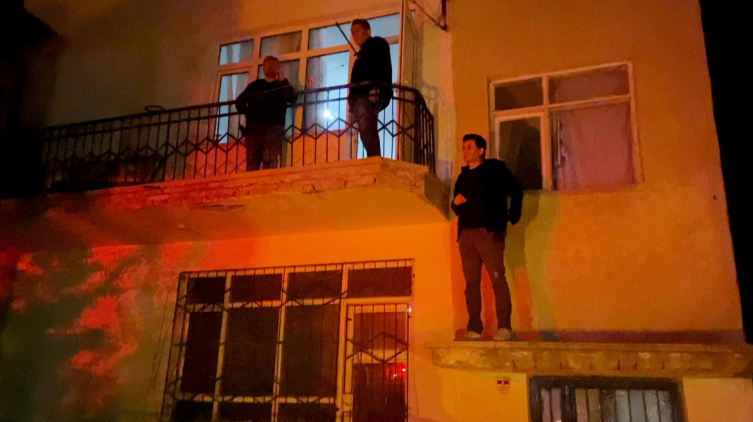 Aksaray'da suçüstü yakalanan hırsız, polis ile birlikte binada mahsur kaldı