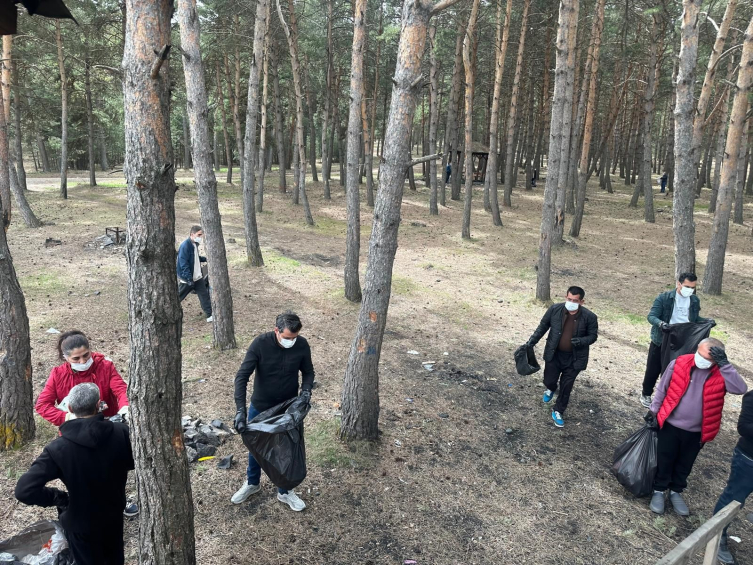 Ardahan'da engelli gençler ormanı temizledi