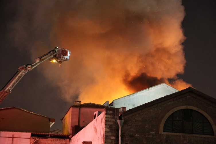 İzmir’de Kemeraltı Çarşısı’nda yangın