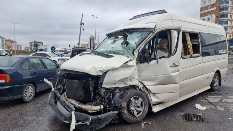 Hakimiyetini kaybeden tır 5 araca çarptı: 9 yaralı