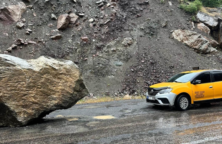 Hakkari'de yola kaya düştü: Taksi şoförü son anda kurtuldu