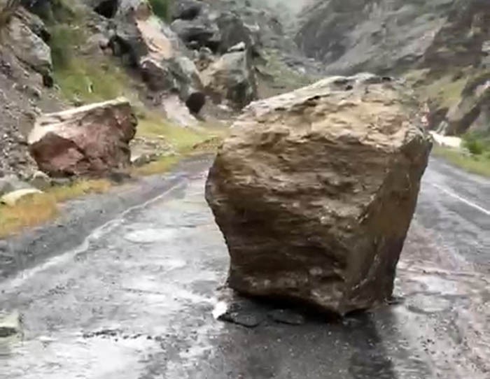 Hakkari'de yola kaya düştü: Taksi şoförü son anda kurtuldu