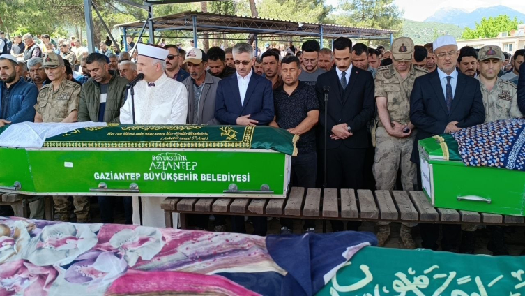 Gaziantep'teki trafik kazasında hayatını kaybedenler toprağa verildi