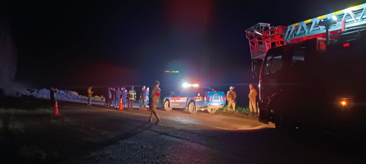 Hakkari'de dev kayalar kara yoluna düştü