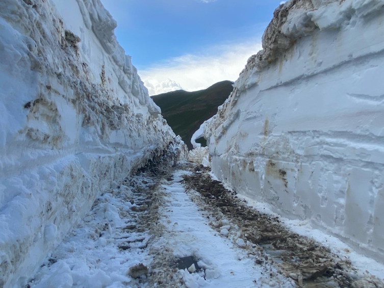 Hakkari'de 5 metreyi bulan karla mücadele