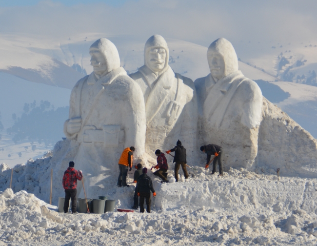 Sarıkamış şehitlerinin kardan heykelleri yapılıyor