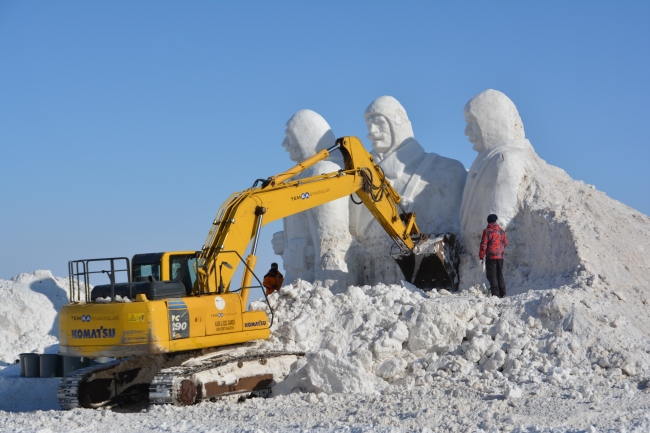 Sarıkamış şehitlerinin kardan heykelleri yapılıyor
