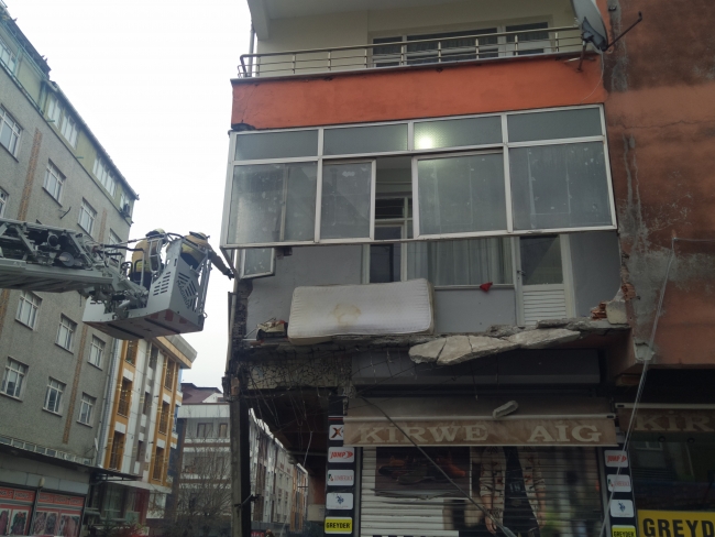 Sultangazi'de bir binanın balkonu çöktü