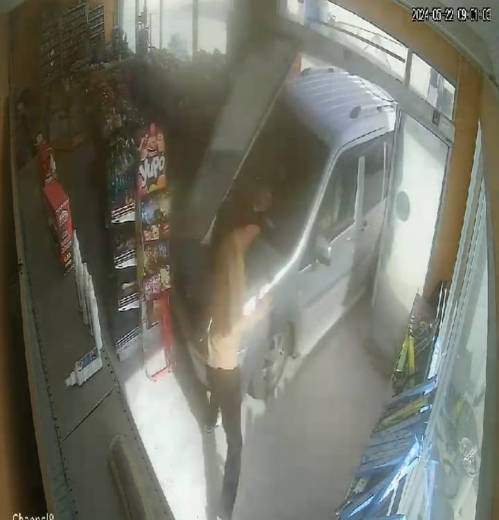 Arabasıyla önce bir kişiye çarptı, sonra markete girdi