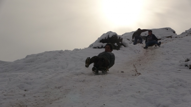 Muşlu çocuklar kayak yapmak için yüksek kesimlere çıkıyor