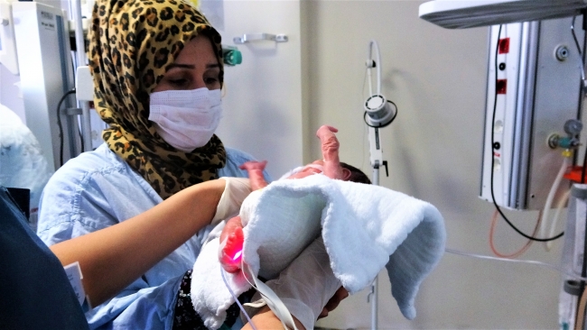 680 gram doğan parmak bebek hayata tutunmayı başardı