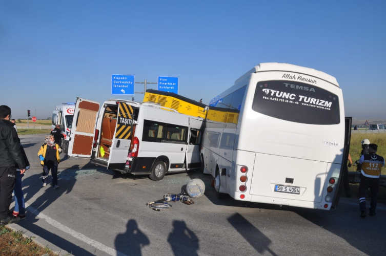 Tekirdağ'da işçi servislerine kamyonet çarptı: 18 yaralı