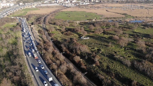 TEM'in yanı başında defineciler 10 metre derine inmiş