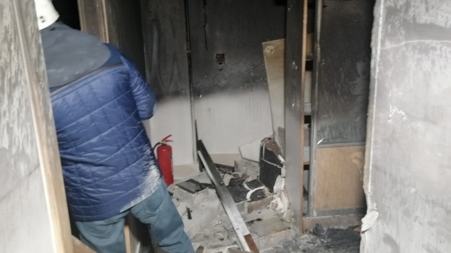 Hem kendini hem otel odasını yaktı