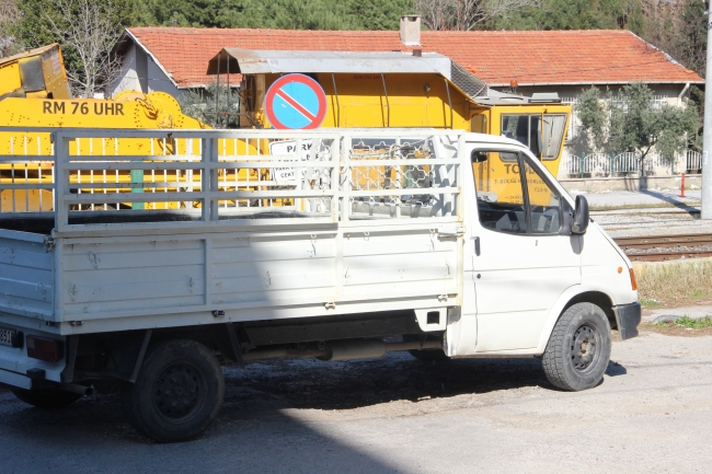 Gündüz vakti çaldıkları kaloriferler için nakliyeci çağırdılar