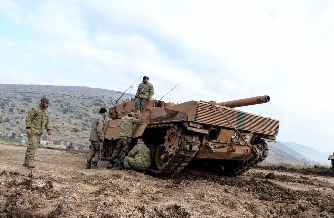 Üs bölgesindeki Türk tankları görüntülendi