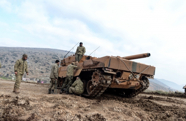 Üs bölgesindeki Türk tankları görüntülendi