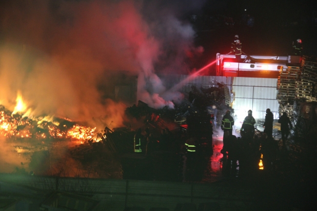 Kocaeli'de palet fabrikası küle döndü
