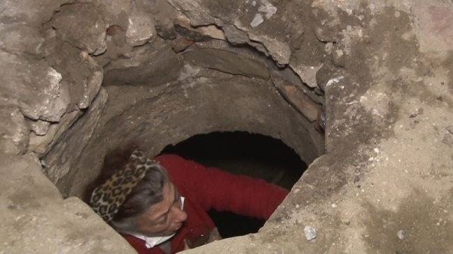 2 metrelik kanalizasyon kuyusuna düşen yaşlı kadını itfaiye kurtardı