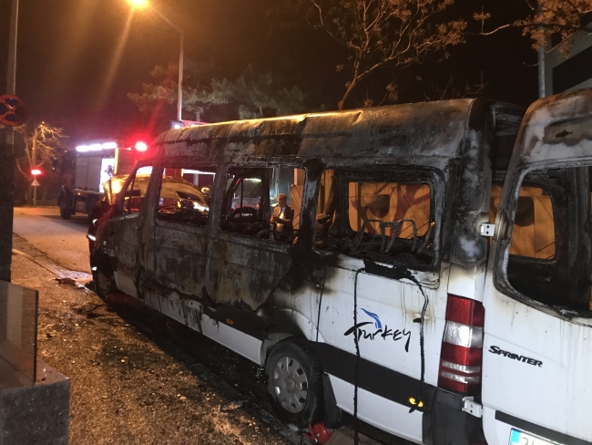 Bursa'da turistleri taşıyan minibüs küle döndü