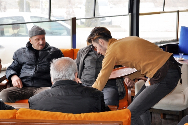 Bu kafede servisleri patenli garson yapıyor
