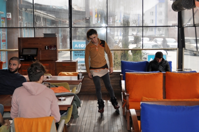 Bu kafede servisleri patenli garson yapıyor