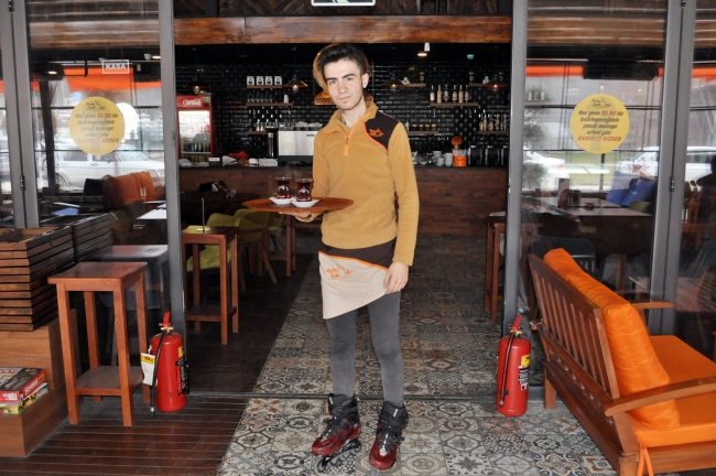 Bu kafede servisleri patenli garson yapıyor