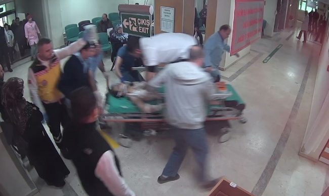 Kahraman doktor sedyenin üstüne çıkıp kalbinden bıçaklanan adamı hayata döndürdü