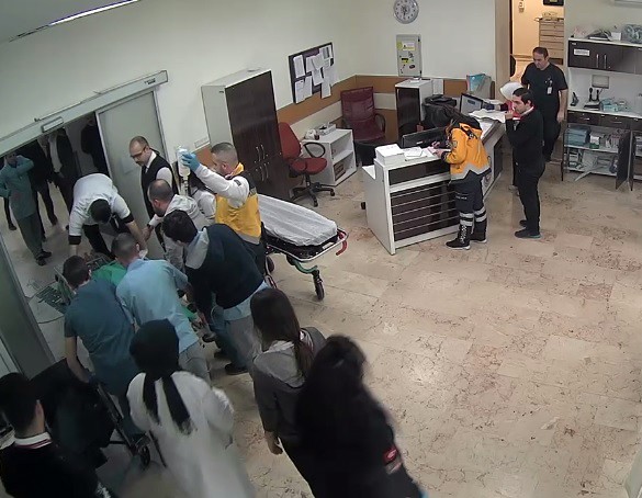 Kahraman doktor sedyenin üstüne çıkıp kalbinden bıçaklanan adamı hayata döndürdü