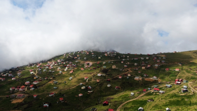 Sisdağı Yaylası'ndaki yapılaşma görüntü kirliliğine neden oluyor