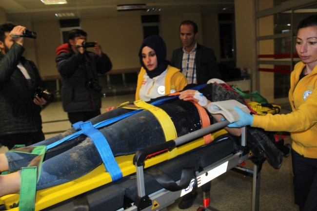 Otomobil takla atarak şarampole yuvarlandı: 5 yaralı