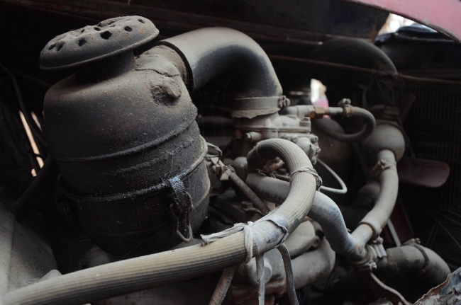 69 yıllık klasik otomobil asfalt yolu gözlüyor