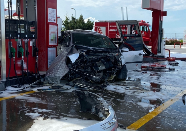 Kontrolden çıkan otomobil akaryakıt istasyonunun pompasına çarptı