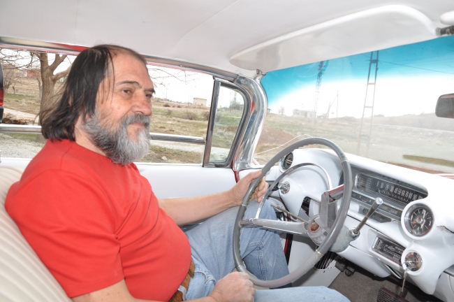 Gözü gibi baktığı klasik otomobili servet değerinde