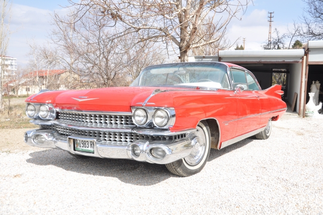 Gözü gibi baktığı klasik otomobili servet değerinde