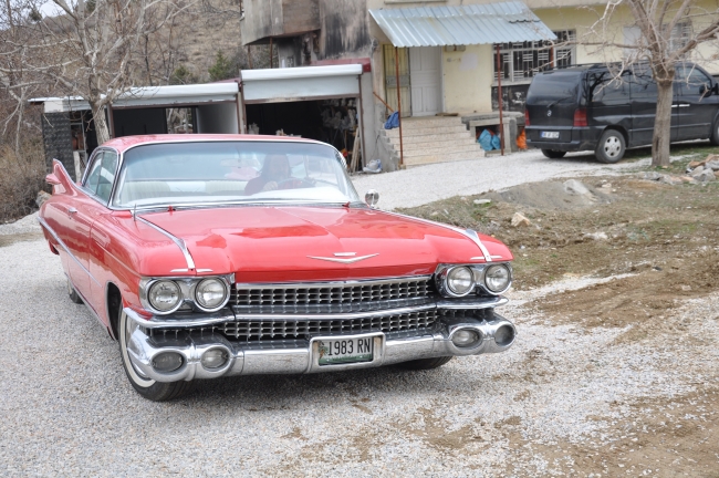 Gözü gibi baktığı klasik otomobili servet değerinde