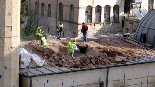 Roketin isabet ettiği Çalık Camii'nde restorasyon başladı