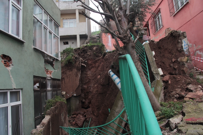 Kocaeli’de çöken istinat duvarı 5 katlı binanın üstüne yıkıldı