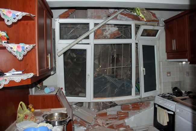 Kocaeli’de çöken istinat duvarı 5 katlı binanın üstüne yıkıldı