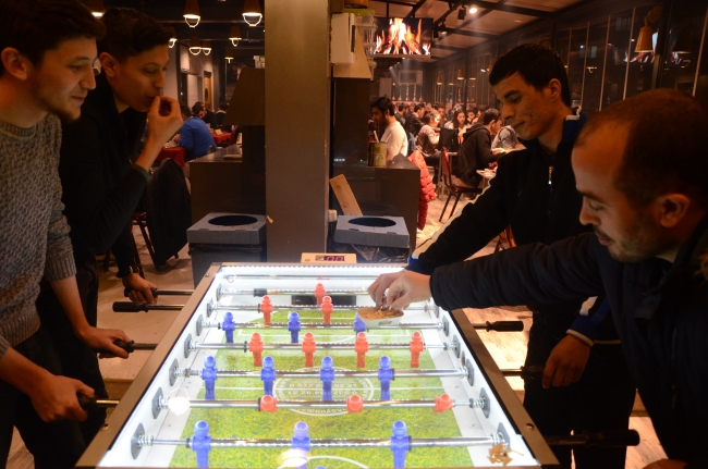 Afyonkarahisar'daki kahvehanede yere çekirdek kabuğu atmak serbest