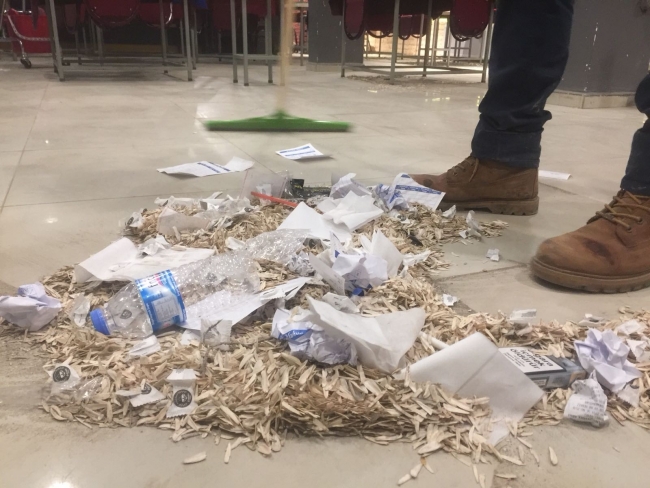 Afyonkarahisar'daki kahvehanede yere çekirdek kabuğu atmak serbest