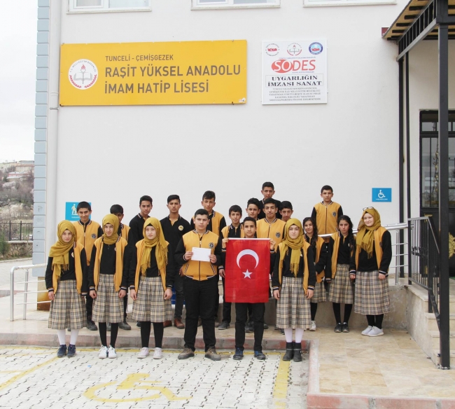 Lise öğrencileri TSK'ya harçlıklarını bağışladı