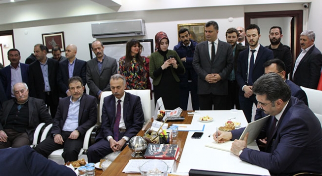 Afgansitan'daki ülkelerin temsilcileri Türk bayrağı olmadan dışarı çıkamıyor