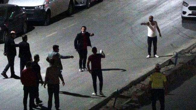 Trafiği kapatıp çevredekilere saldıran kişiyi polis ikna etti