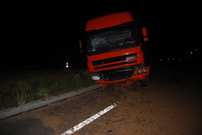 TIR devrildi, 20 ton buğday yola saçıldı