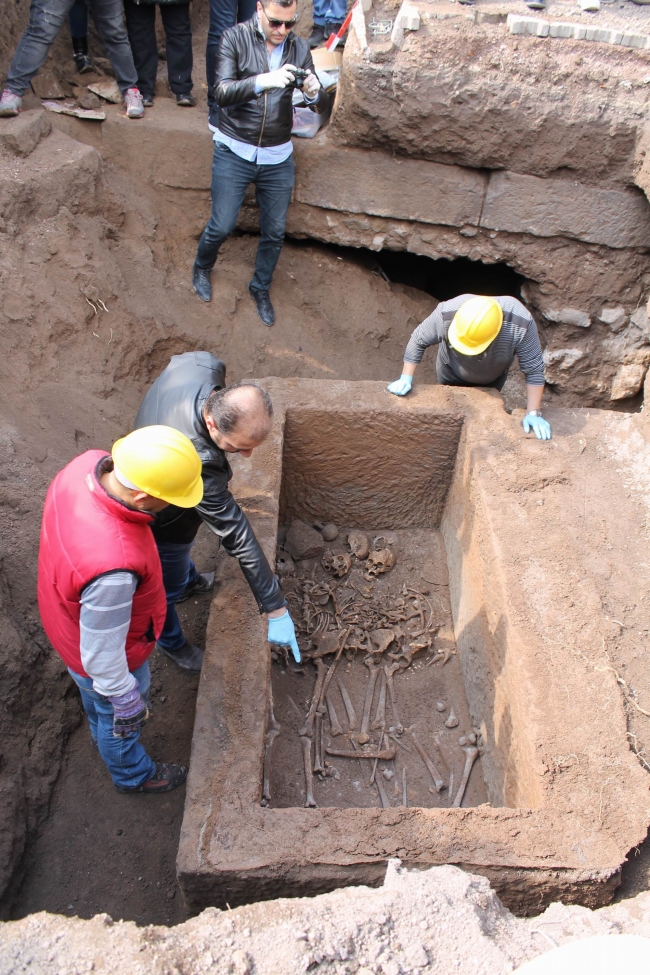 Kayseri’deki lahitten aile mezarı çıktı