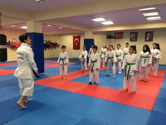 Protez bacağıyla engelleri aşıyor